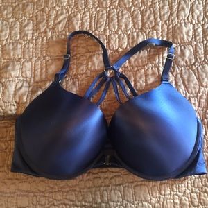 Victoria’s Secret blue bombshell 38C